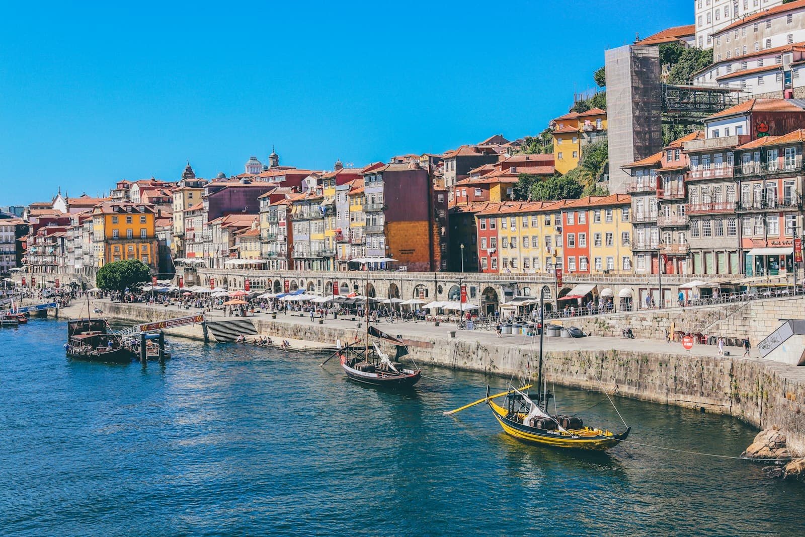 Ribeira-Ufer in Porto mit Rabelo-Booten