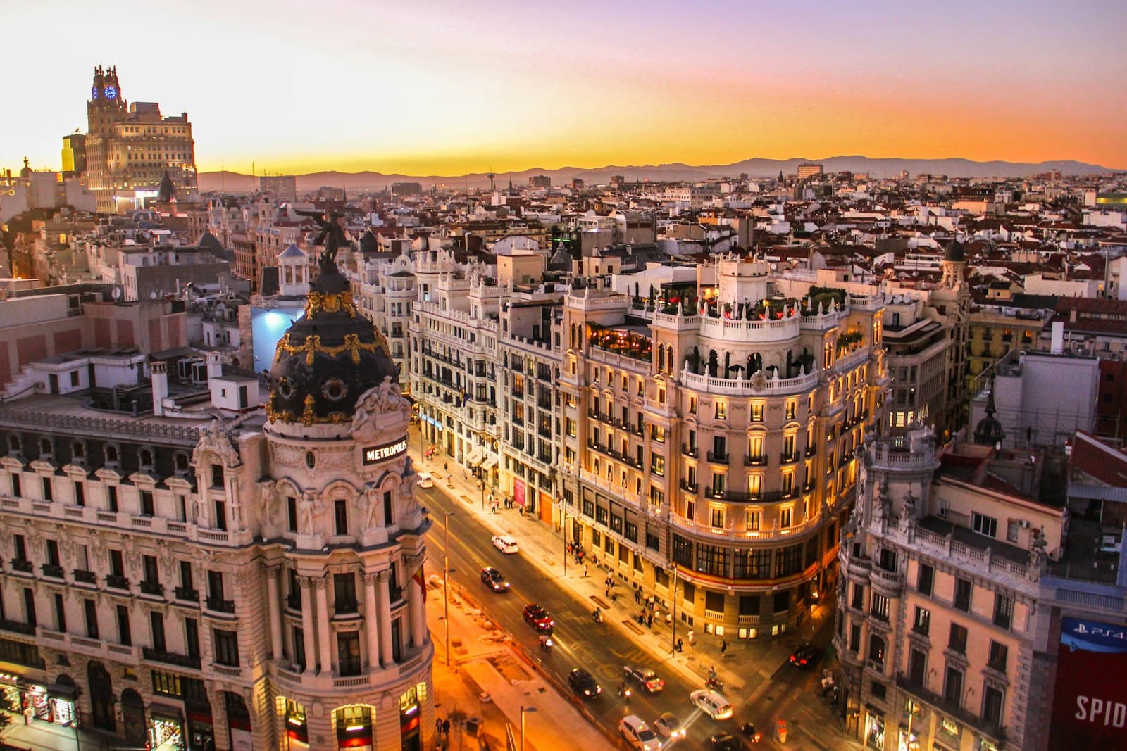 Gran Vía in Madrid bei Sonnenuntergang