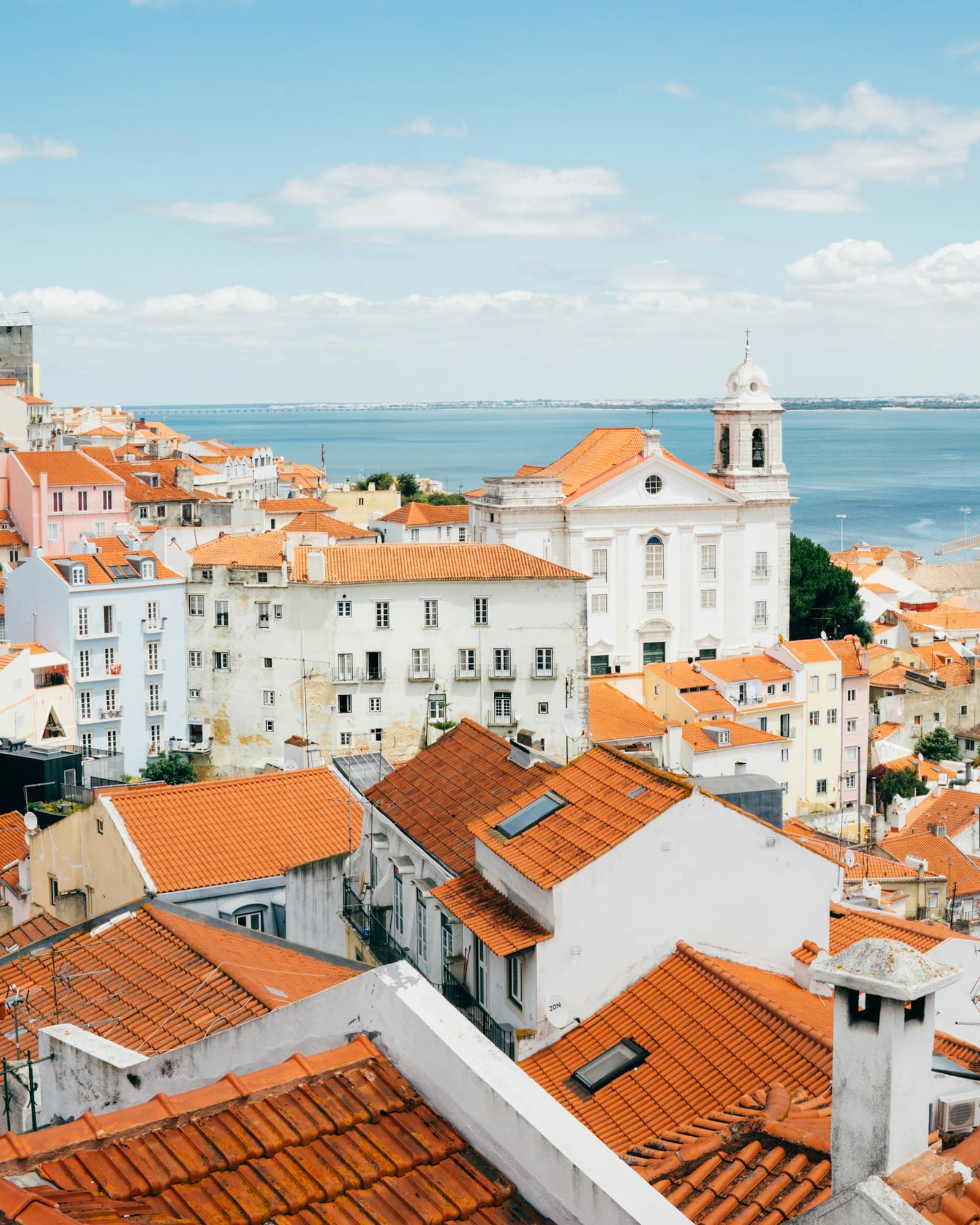 Dächer von Alfama mit Blick auf den Tejo, Lissabon